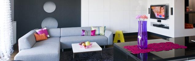 Nowoczesny salon. Białe meble do salonu i styl glamour