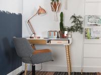 Pomysł na kącik biurowy w salonie – biurka i krzesła do salonu